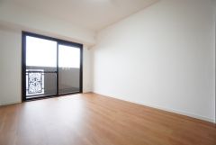 主寝室としてお使いいただけそうなこちらのお部屋は、日当たりが良く、爽やかな風を感じて起きる朝は、快適生活の始まりに。