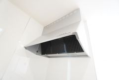 お手入れが簡単なスリム型レンジフードです。調理により発生する油煙や臭いを吸い込み、屋外へ排気してくれます。