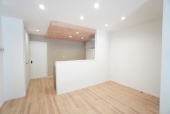 窓から光が差し込む明るいダイニングです＾＾