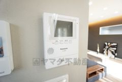 防犯性もばっちり、TVモニター付きインターホン完備。大きなモニターで玄関先を確認できます。録画機能が付いているので不在時の訪問者も確認できて安心です＾＾