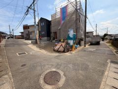 角地＾＾前面道路。北西側約4ｍ、北東側約3.8ｍ。西鉄バス「東花畑小学校前」停まで徒歩約3分＾＾