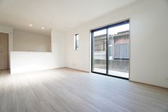 大きな窓のあるリビングは、陽光あふれる明るい空間です。居心地良く、ご家族皆がゆったり寛げる憩いの空間となりそうです。