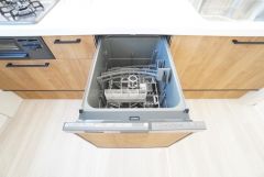 家事の時間が短縮できるフルオープンで開けやすい食器洗い乾燥機付。食事後に家族とのくつろぎタイムをしっかり取れます。