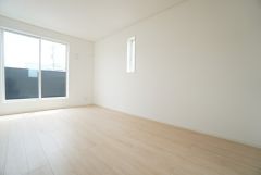 主寝室としてお使いいただけそうなこちらのお部屋は、日当たりが良く、爽やかな風を感じて起きる朝は、快適生活の始まりに。