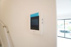 防犯はもちろん、セールスマン対策にもなるモニター付きインターホンです。 来訪者の顔が見えるので安心ですね＾＾