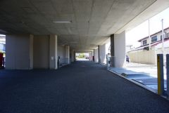 敷地内に駐車場有。車までの移動距離が短く、日々の暮らしに便利です。お買い物帰りの荷物運びや、お子様連れでの移動もしやすいですね。