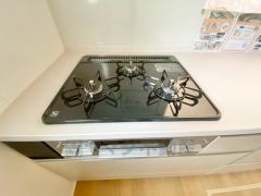3種類の料理が同時に調理できる、3口ガスコンロ。忙しい夕食の支度時間が短縮できて効率よくお料理が楽しめます。