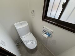 1階2階の2ヶ所にトイレがありますので、忙しい朝にも家族に気を使わず、ゆとりが生まれますね＾＾ 小窓付きで換気する時に便利です＾＾ 