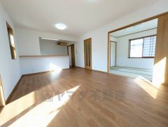 17帖。家族が集まる開放的なリビング。思い思いの時間を過ごしたり食事をしたり、素敵な団らんの場になりますね。 