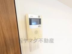 防犯はもちろん、セールスマン対策にもなるモニター付きインターホンです。お子さん1人での留守番時にも活躍しそうです。