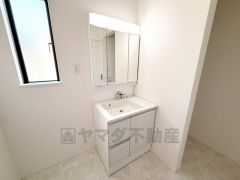 三面鏡裏収納付き洗面化粧台です＾＾ 歯磨きセットやスキンケア用品などの収納に便利ですね。