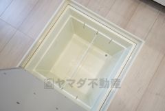キッチンスペースには床下収納付き。
