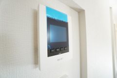防犯はもちろん、セールスマン対策にもなるモニター付きインターホンです。 来訪者の顔が見えるので安心ですね＾＾