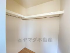 6.5帖の洋室にはウォークインクローゼット付き。ハンガーパイプ下にボックスを置いて、枕棚を活用して、たっぷりと収納できそうです＾＾