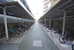 屋根付き駐輪場なので、雨の日も自転車を安心して保管できます。通勤・通学に自転車を使う方にも便利です＾＾