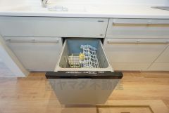 食事の後の手間を解消する食器洗い乾燥機を標準装備。手洗いよりも断然節約でき、節水で自然にもやさしいです。