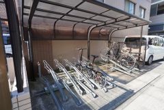 大切な自転車を守れるようロック付きの自転車置き場になっております。通勤・通学に自転車を使う方にも便利です＾＾