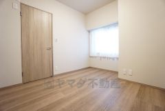 主寝室としてお使いいただけそうなこちらのお部屋は、日当たりが良く、爽やかな風を感じて起きる朝は、快適生活の始まりに。 