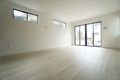 大きな掃き出し窓のあるリビングは、陽光あふれる明るい空間です。ゆったりと寛げる憩いの場となりそうです。