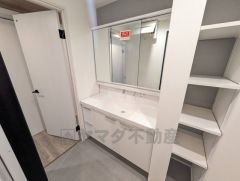 三面鏡裏収納付き洗面化粧台です＾＾ 歯磨きセットやスキンケア用品などの収納に便利ですね。 生活感も隠すことができ、来客時にも安心です。