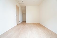 家具を選ばないナチュラルなフローリングとシンプルなクロスです＾＾