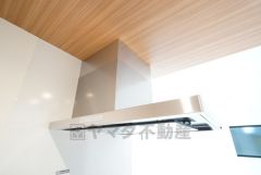 調理時の蒸気や匂いが換気扇に誘導され、効率的に排煙ができます＾＾