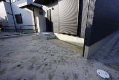 広々としたお庭付き＾＾周囲からの目線も気にならず、BBQやお子様のプールなども楽しめそうです＾＾