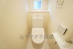 1階2階の2ヶ所にトイレがありますので、忙しい朝にも家族に気を使わず、ゆとりが生まれますね＾＾ 小窓付きで換気する時に便利です＾＾