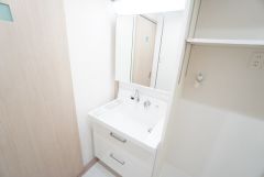 三面鏡裏収納付き洗面化粧台です＾＾ 歯磨きセットやスキンケア用品などの収納に便利ですね。 生活感も隠すことができ、来客時にも安心です。