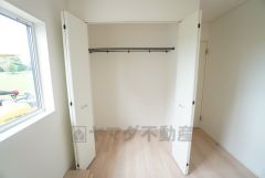 洋室にはラック付きのクローゼットが設けられています。たっぷり収納できるので衣替えの心配もいりませんね＾＾