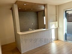 窓から光が差し込む明るいダイニングです＾＾