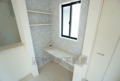 家族が集まる開放的なリビング。対面キッチン横にあるスタディーコーナー。キッチンからお子様のお勉強にも目が届きます。