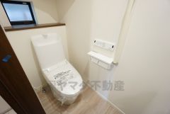 ウォシュレット付きトイレです。1階2階の2ヶ所にトイレがあるので、忙しい朝にもゆとりができますね＾＾