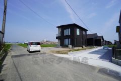 前面道路は西側約4.4ｍの公道に面しています。 車による騒音や通行人の視線なども気にならない、静かな環境の旗竿地です＾＾玄関を出てすぐ道路ではないので、小さなお子様がいても安心です＾＾