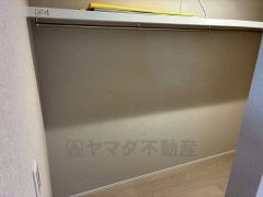 洋室にはハンガーパイプ付きのウォークインクローゼットが設けられています。たっぷり収納できるので衣替えの心配もいりませんね＾＾