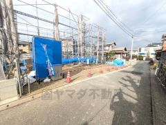 前面道路は東側約4ｍの公道に面しています。