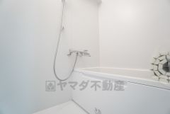 清潔感あふれるシンプルで落ち着いたバスルーム。 ゆったりとした浴槽で、一日の疲れをしっかり癒せます。