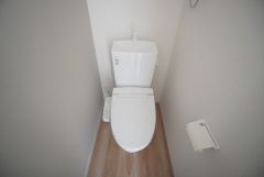 1階2階の2ヶ所にトイレがありますので、忙しい朝にも家族に気を使わず、ゆとりが生まれますね＾＾温水洗浄便座付きで、季節を問わず快適にご利用いただけます＾＾