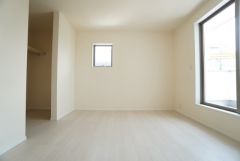 主寝室としてお使いいただけそうなこちらのお部屋は、日当たりが良く、爽やかな風を感じて起きる朝は、快適生活の始まりに。