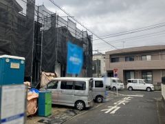 前面道路は南西側約4.6ｍの公道に面しています。