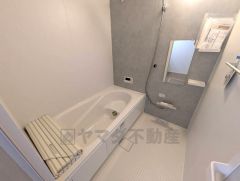 1日の疲れを癒すくつろぎのバスルーム。足を伸ばしてもゆったりと入れるサイズです。お子様と一緒にお風呂に入っても狭くないですね＾＾