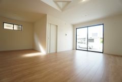 大きな窓のあるリビングは、陽光あふれる明るい空間です。居心地良く、ご家族皆がゆったり寛げる憩いの空間となりそうです。