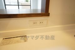 流し台とコンロの間にコンセントを設置しました。最新調理家電を使って時短できますよ＾＾