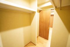 収納力豊富なウォークインクローゼット。洋服や小物などを1箇所にまとめて美しい収納を実現します。スーツケースのような大型の荷物も置けます＾＾