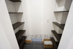 玄関にはシューズクローク付き。ご家族全員分の靴からベビーカーやゴルフバッグなどもしっかり収納できます＾＾そのまま廊下にも直行できるウォークスルー仕様＾＾ 