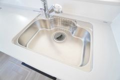 広々としたステンレスシンクには、洗剤やスポンジを収納出来るラック付き。