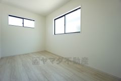 5.5帖。2面採光を確保した明るい室内は、風通しも良く、大変居心地の良い空間となっております。日当たりがよく、子供部屋としての利用もおすすめ。 
