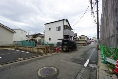 前面道路は南西側約5.7ｍの公道に面しています。