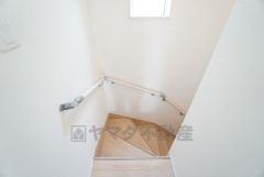 お子様も高齢の方も安心して上り下りができる手摺がついた安心設計です。 階段には小窓を配置しました。日中でも暗くなりがちな階段下が明るくなり安全ですね。