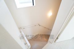 お子様も高齢の方も安心して上り下りができる手摺がついた安心設計です。 階段には小窓を配置しました。日中でも暗くなりがちな階段下が明るくなり安全ですね。